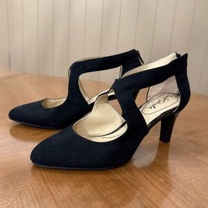 Black Life Stride Cut-out Heeled Pumps Size 7.5 Holiday Classic Party